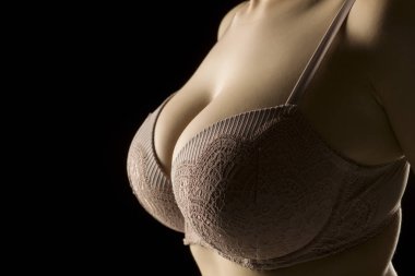 Siyah arka plan üzerinde sütyen güzel büyük göğüsler