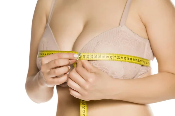 女人测量她巨大的乳房与测量磁带在白色背景 — 图库照片