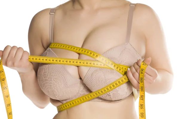 女人测量她巨大的乳房与测量磁带在白色背景 — 图库照片