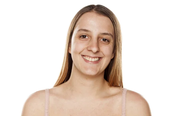 Jovem Mulher Sorridente Sem Maquiagem Fundo Branco — Fotografia de Stock