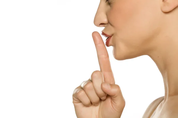 彼女の唇に指を持つ女性のクローズアッププロファイル — ストック写真