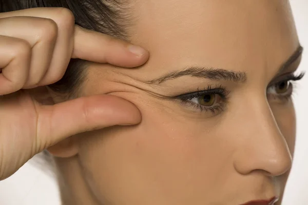 Jonge Vrouw Knijpen Haar Voorhoofd Rimpels Met Haar Vingers Een — Stockfoto