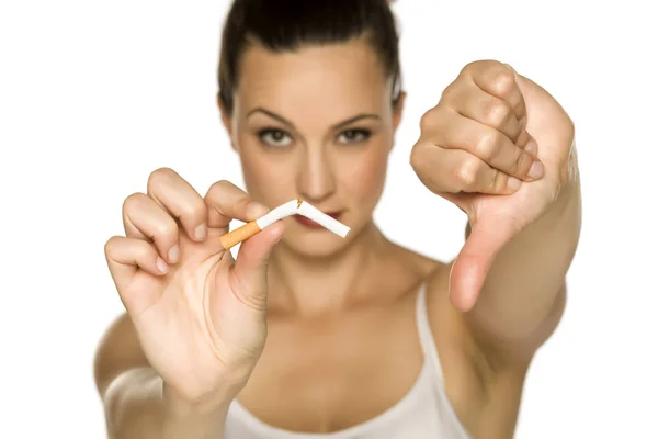 Jovem Segurando Cigarro Quebrado Fundo Branco Mostrando Polegares Para Baixo — Fotografia de Stock