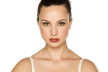 Beyaz arka planda güzel bir genç kadının portresi.