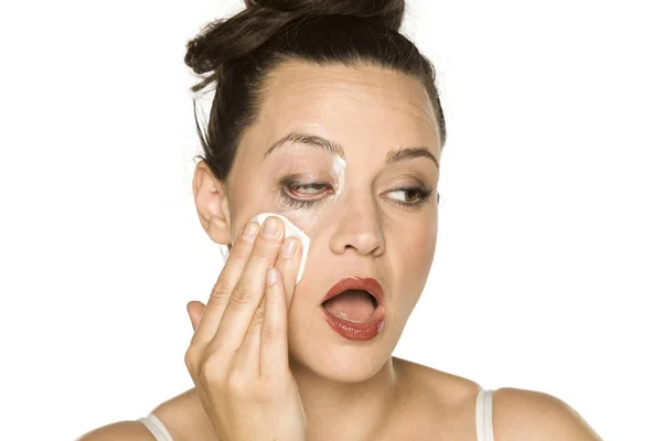 Junge Glückliche Frau Reinigt Ihr Gesicht Mit Wattepad Auf Weißem — Stockfoto