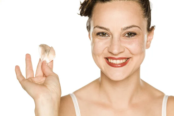 Jonge Gelukkige Vrouw Reinigt Haar Gezicht Met Wattenschijfje Witte Achtergrond — Stockfoto