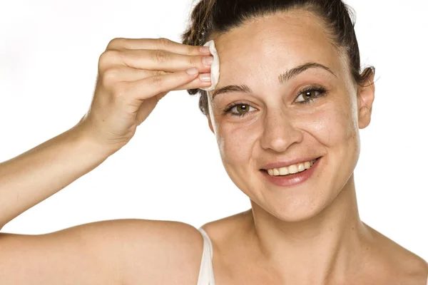 Jonge Gelukkige Vrouw Reinigt Haar Gezicht Met Wattenschijfje Witte Achtergrond — Stockfoto