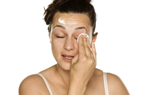 Jonge Gelukkige Vrouw Reinigt Haar Gezicht Met Wattenschijfje Witte Achtergrond — Stockfoto