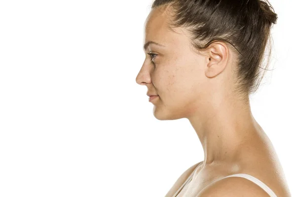 Perfil Mujer Joven Sonriente Sin Maquillaje Sobre Fondo Blanco — Foto de Stock