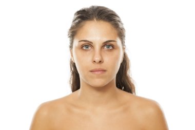 Genç, güzel esmer, mavi gözlü, makyajsız.