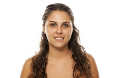 Genç, güzel esmer, mavi gözlü, makyajsız.