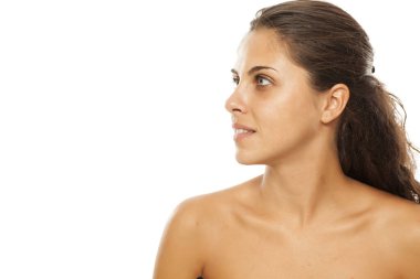 Genç, güzel esmer, mavi gözlü, makyajsız.