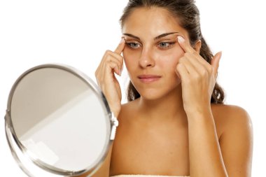 Genç kız elleriyle gözlerini sıkıyor.