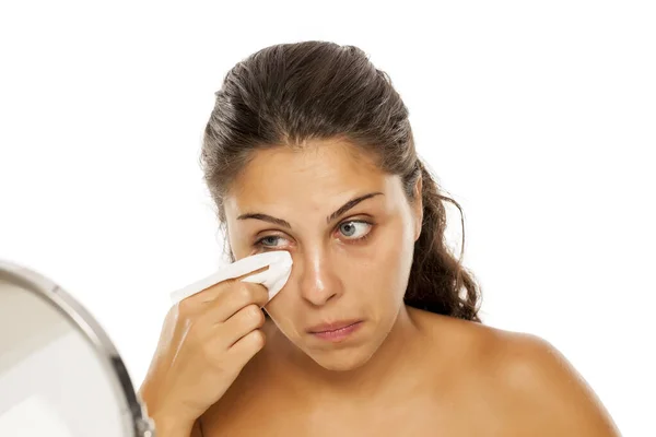 Portrait Young Woman Who Cleans Her Face Wet Wipes — Stock Photo, Image