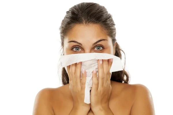 Portrait Young Woman Who Cleans Her Face Wet Wipes — Stock Photo, Image