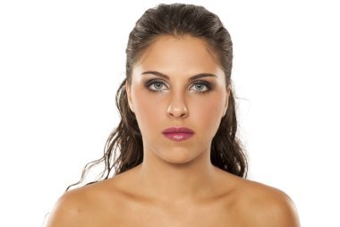 Güzel esmer, mavi gözlü, beyaz arka planda poz veren