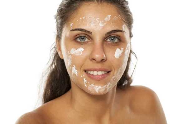 Mujer Joven Posando Con Crema Cara — Foto de Stock