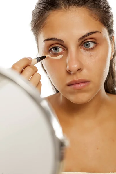 Ung Kvinna Applicerar Concealer Ögonen — Stockfoto