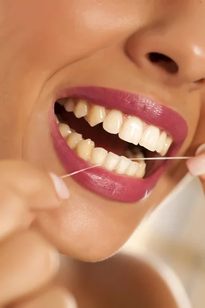 Joven Hermosa Mujer Limpia Sus Dientes Con Hilo Dental — Foto de Stock