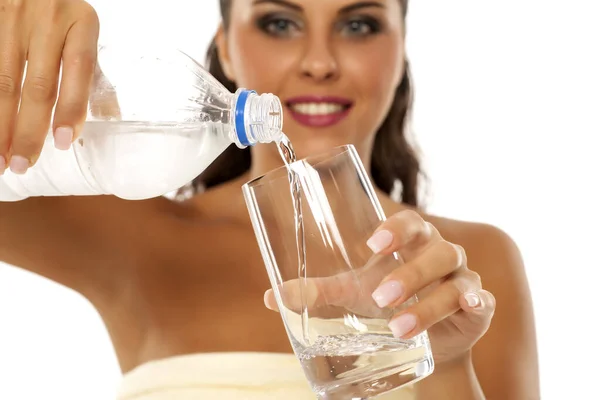 Молода Жінка Поливає Воду Пластикової Пляшки Склянці — стокове фото