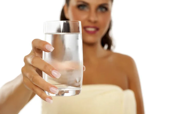 Giovane Donna Che Tiene Bicchiere Acqua Minerale Fredda — Foto Stock