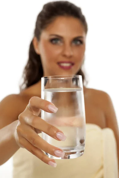 Young Woman Holding Glass Cold Mineral Water — Stock Photo, Image