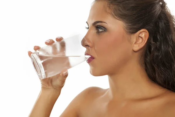 Eine Junge Frau Trinkt Kaltes Wasser Aus Dem Glas — Stockfoto