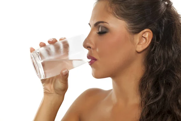 Een Jonge Vrouw Drinkt Koud Water Uit Het Glas — Stockfoto