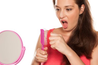 Tedirgin genç bir kadının saçlarını kaybetme sorunu var.