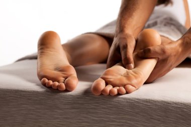 Kadınların ayaklarında refleksoloji ve akupres