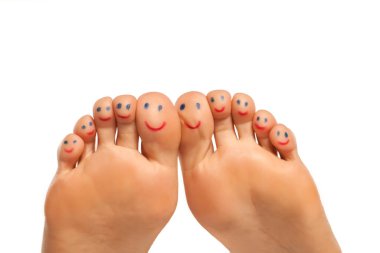 Kadın ayağı ve ayak parmaklarına çizilmiş gülümsemeler.