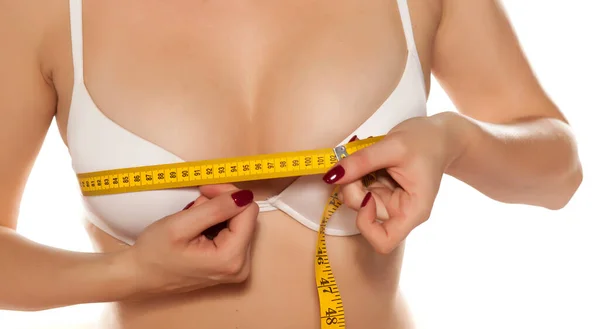 Kvinna Mäter Sina Bröst Med Ett Måttband — Stockfoto