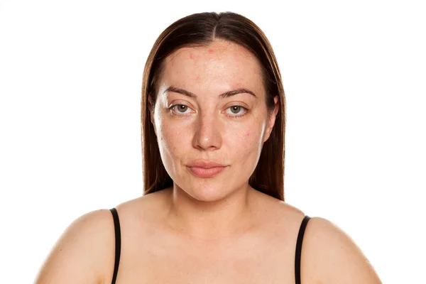Vacker Medelålders Allvarlig Kvinna Utan Makeup Vit Bakgrund — Stockfoto