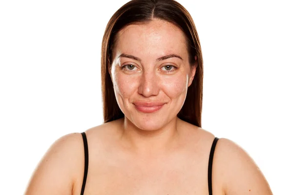 Hermosa Mujer Sonriente Mediana Edad Sin Maquillaje Sobre Fondo Blanco — Foto de Stock