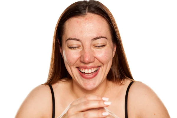 Hermosa Mujer Sonriente Mediana Edad Sin Maquillaje Sobre Fondo Blanco — Foto de Stock