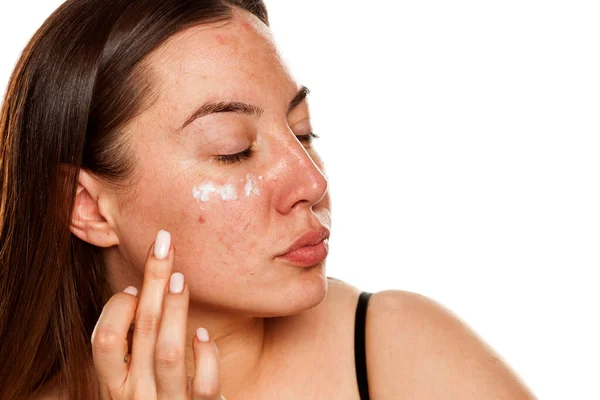 Hermosa Mujer Mediana Edad Aplicando Crema Hidratante Cara Sobre Fondo — Foto de Stock