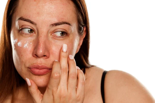 Schöne Frau Mittleren Alters Anwendung Feuchtigkeitscreme Auf Ihr Gesicht Auf — Stockfoto