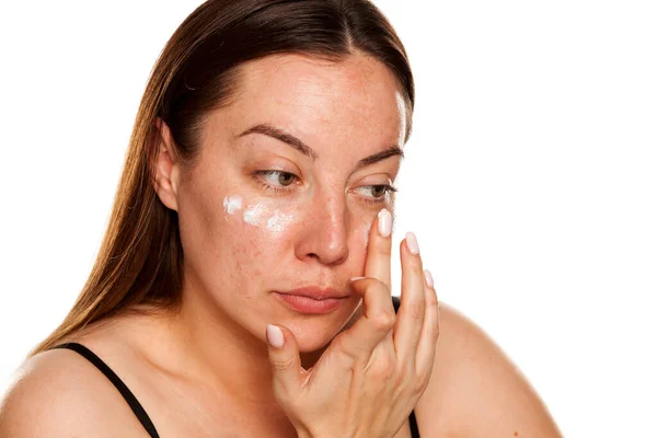 Hermosa Mujer Mediana Edad Aplicando Crema Hidratante Cara Sobre Fondo — Foto de Stock