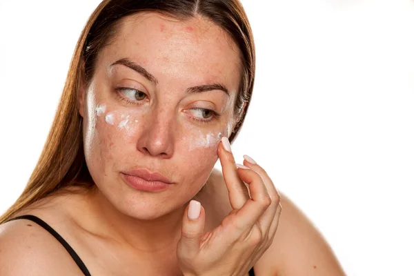 Hermosa Mujer Mediana Edad Aplicando Crema Hidratante Cara Sobre Fondo — Foto de Stock