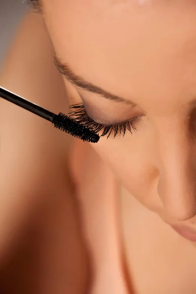 Closeup Young Woman Applying Mascara — Stock Photo, Image