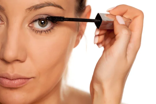 Closeup Young Woman Applying Mascara — Stock Photo, Image