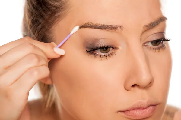 Mujer Joven Contorneando Sus Cejas Con Hisopo Algodón Sobre Fondo — Foto de Stock