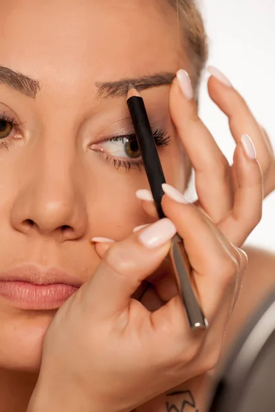 Mujer Joven Contorneando Sus Cejas Con Lápiz Sobre Fondo Blanco —  Fotos de Stock