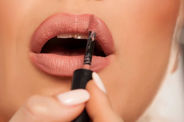 Mujer Joven Aplicando Brillo Labios Sobre Fondo Blanco — Foto de Stock