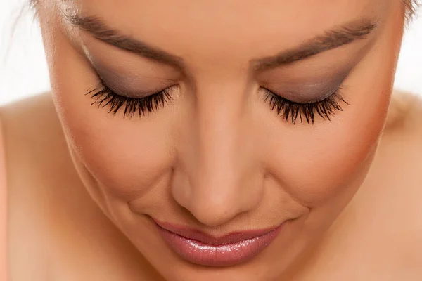 Retrato Mujer Hermosa Con Los Ojos Cerrados Sobre Fondo Blanco — Foto de Stock