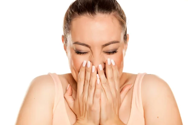 Retrato Hermosa Mujer Avergonzada Sonriente Sobre Fondo Blanco — Foto de Stock