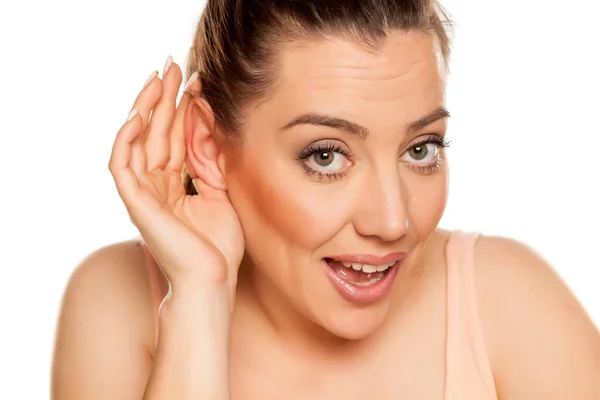 Retrato Mujer Hermosa Sobre Fondo Blanco Con Palma Detrás Oreja — Foto de Stock