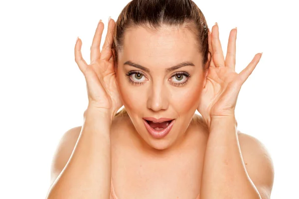 Retrato Mujer Hermosa Sobre Fondo Blanco Con Palma Detrás Oreja — Foto de Stock