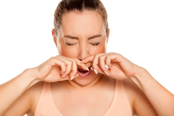 Eine Junge Frau Hat Juckreiz Der Nase Auf Weißem Hintergrund — Stockfoto