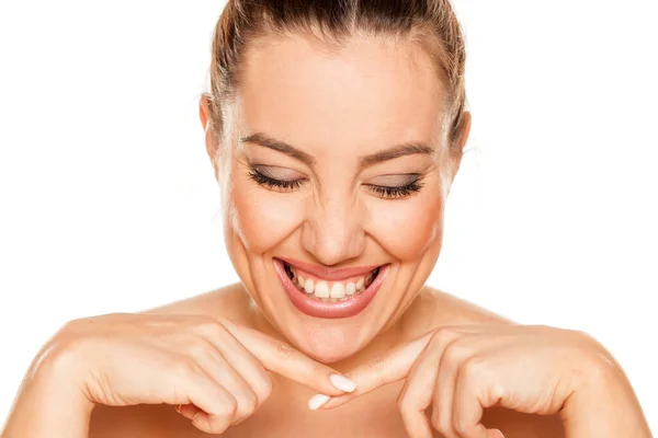 Retrato Una Hermosa Mujer Sonriente Sobre Fondo Blanco — Foto de Stock